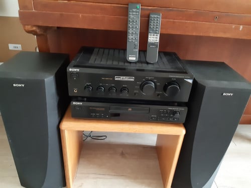 Sony cd-speler, versterker en boxen