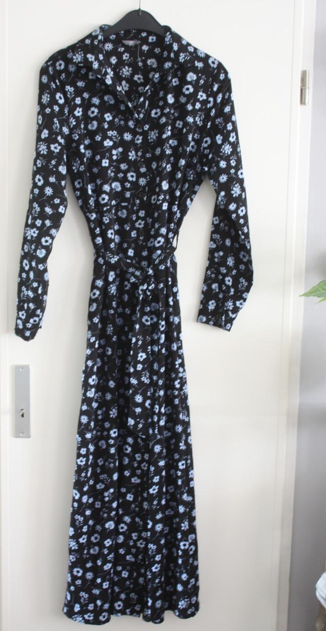 Lange jurk zwart met blauwe bloemen  maat 38