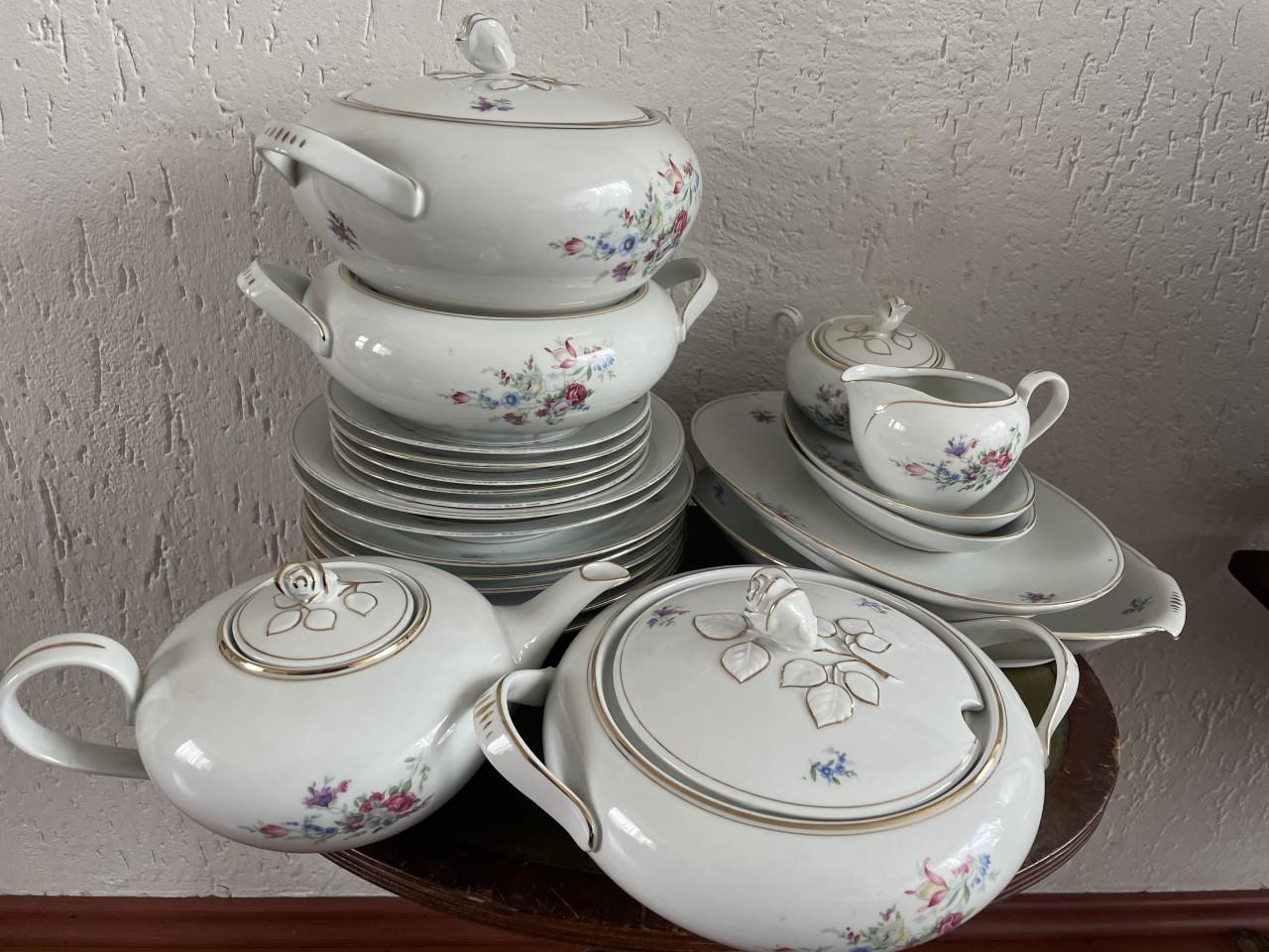 27 delig servies Zie tekst Borden, dekschalen en schalen Theepot etc