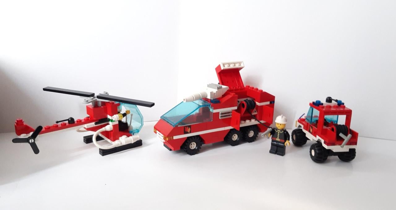 Lego Classic Town 6389: brandweerkazerne + heli, spuitwagen, brandweerauto