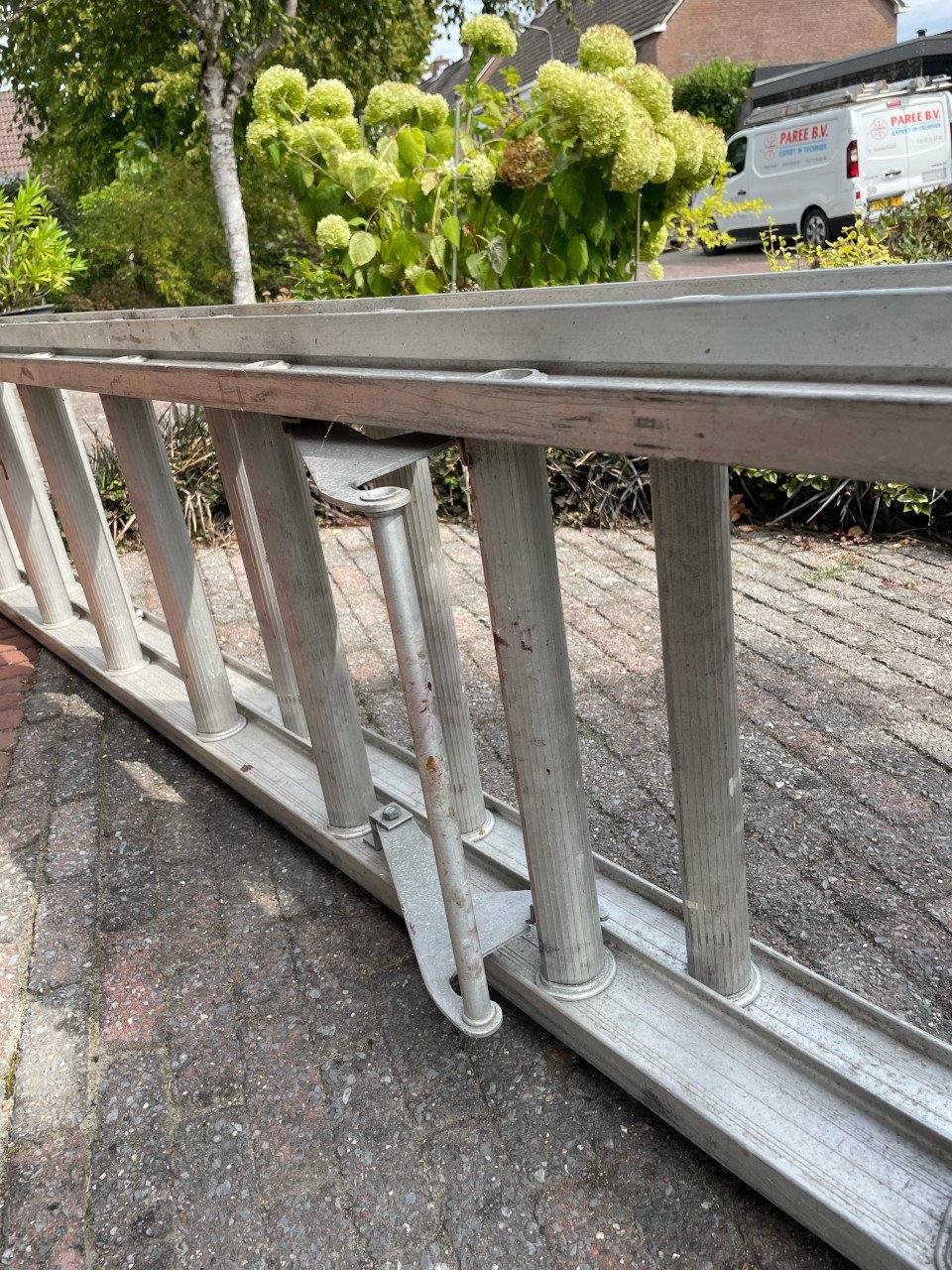 Aluminium ladder uitschuibaar en op wieltjes 8,5 meter