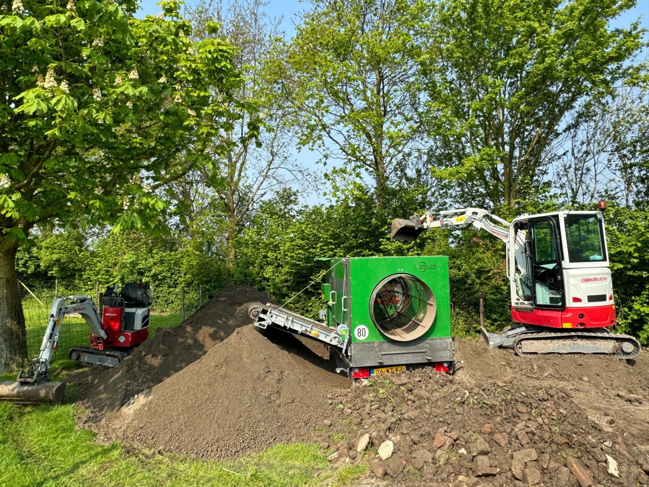 Minikraan met machinist voor diverse werkzaamheden in uw tuin