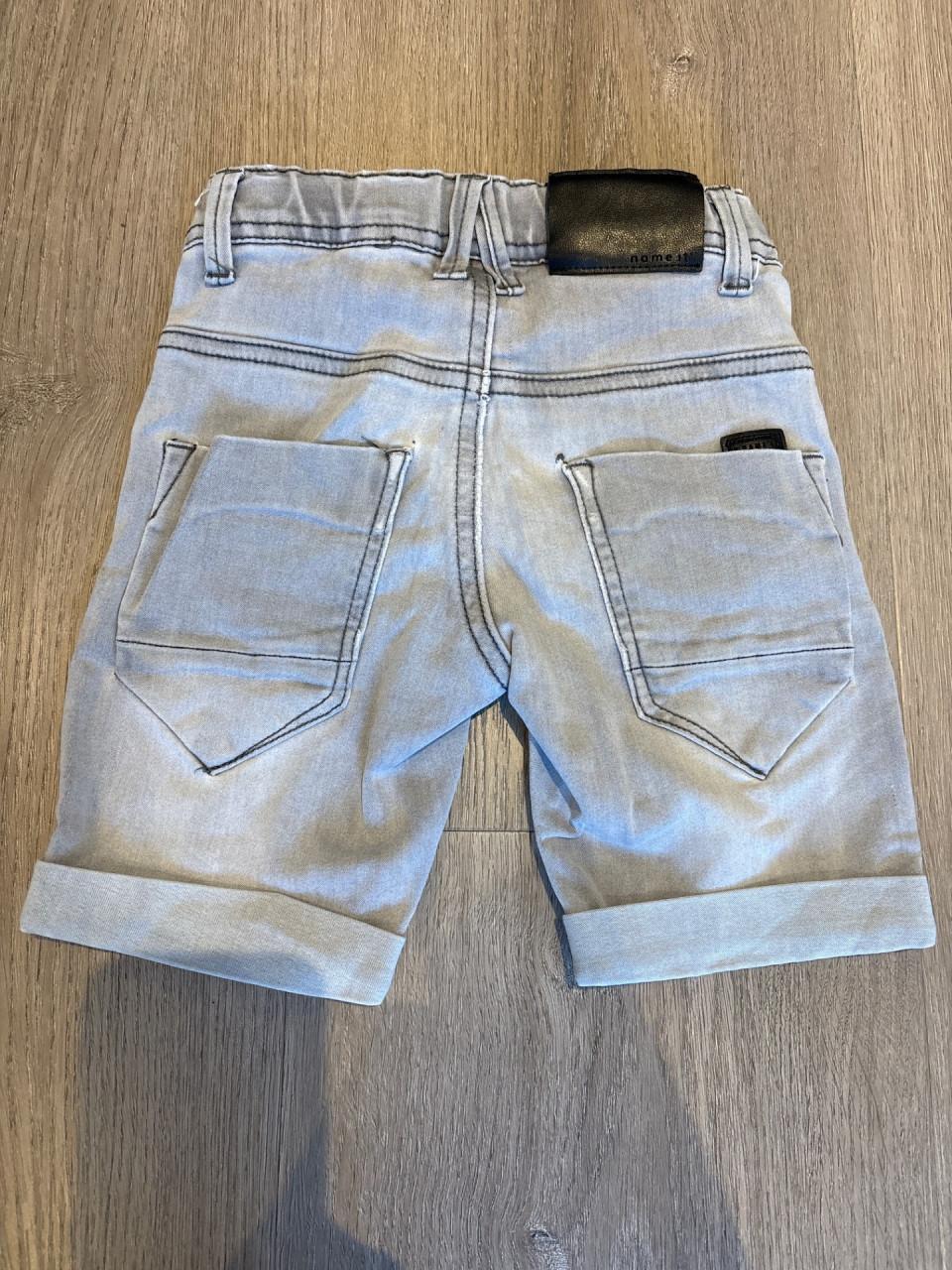 Korte broek van Name-It maat 116.