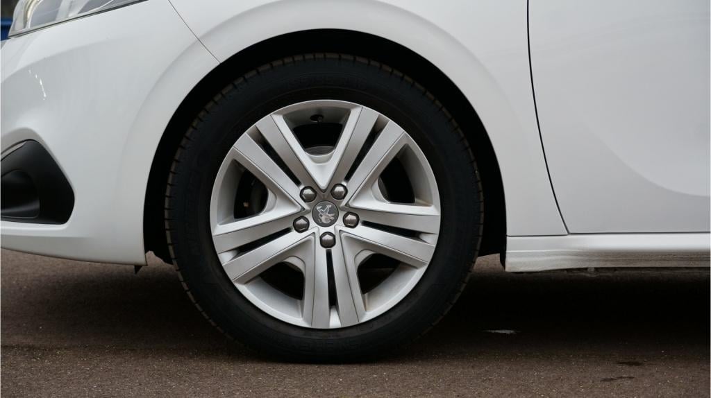 Peugeot 208 1.2 puretech signature rijklaar incl garantie