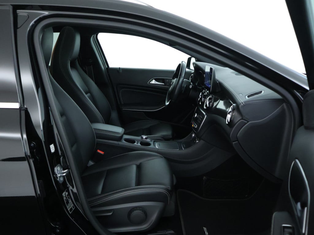 Mercedes-Benz Gla-klasse 180 business solution amg line | panoramadak | cru