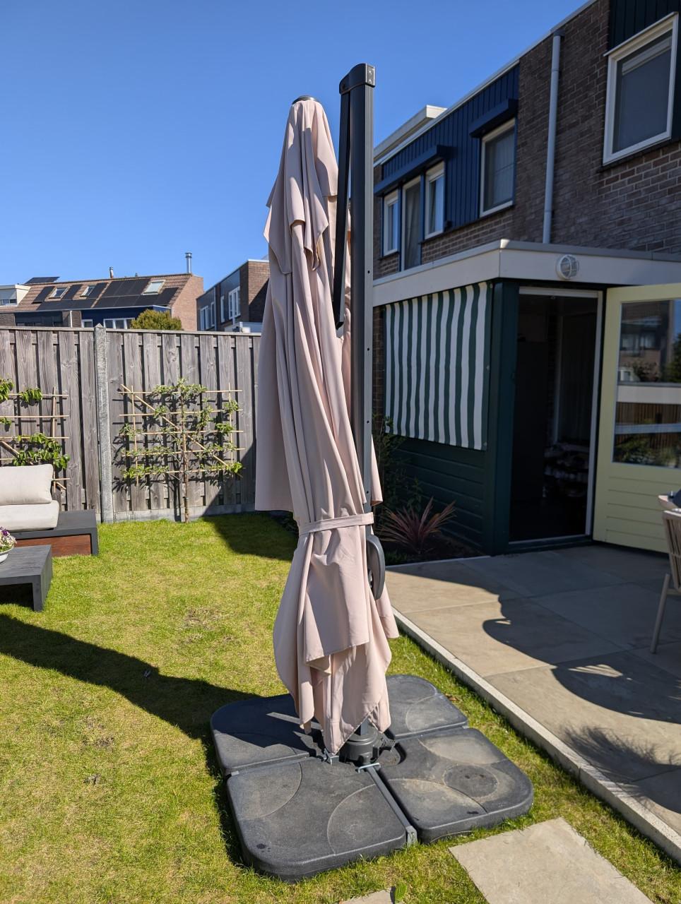 Grote zweefparasol 300*400 cm met stevige hoes en tegels