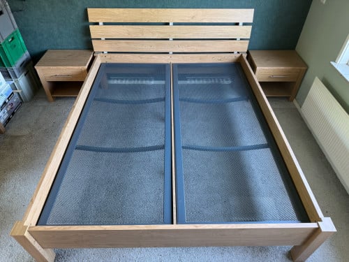 Bed met Auping bodems en nachtkastjes