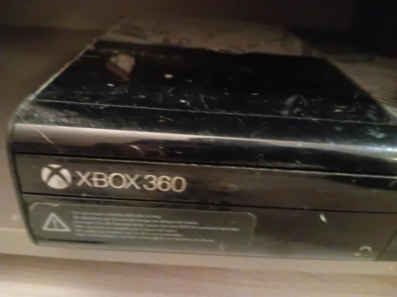 Xbox 360 plus 3 controllers en verschillende spelletjes