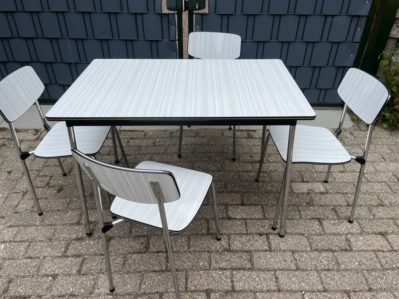 Tafel met 4 stoelen Formica en chromen poten