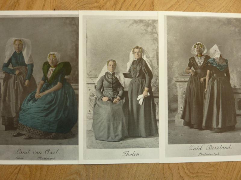 Mapje met 18 kleurprenten (16x23cm) van oude Zeeuwse klederdrachten