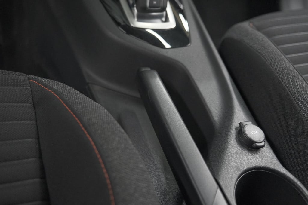 Peugeot 208 puretech 100 eat8 active | trekhaak | parkeersensoren | navigat