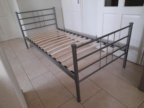 Grijs metalen bed 90 x 200 ( in goede staat)