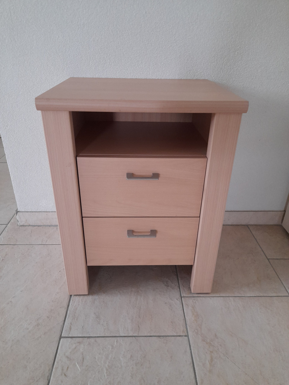 Nachtkastje 45 x 39 x 58H (in goede staat )