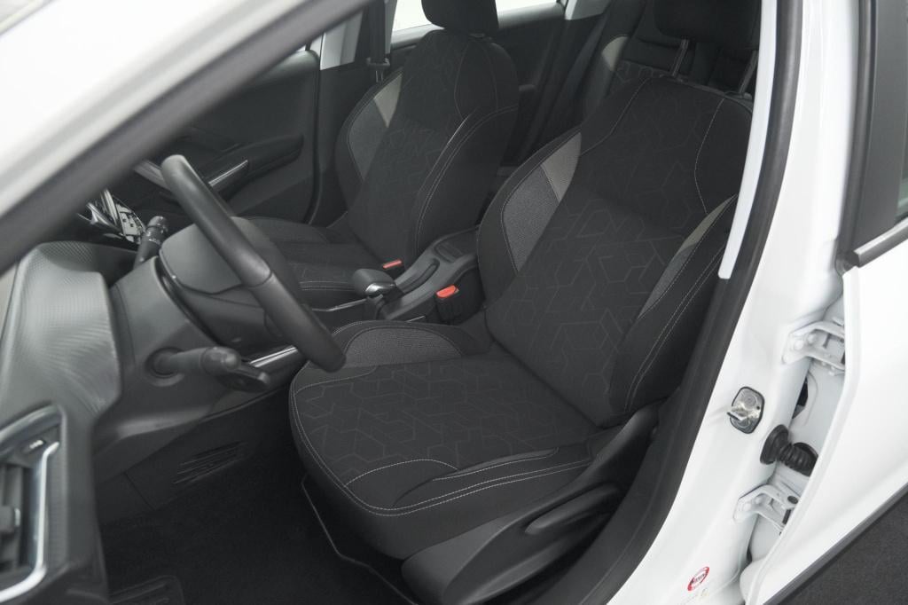 Peugeot 2008 puretech 110 blue lion | trekhaak | apple carplay | navigatie 