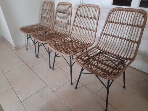 9 Leuk stoeltjes (in goede nette staat ) €20 per stuk