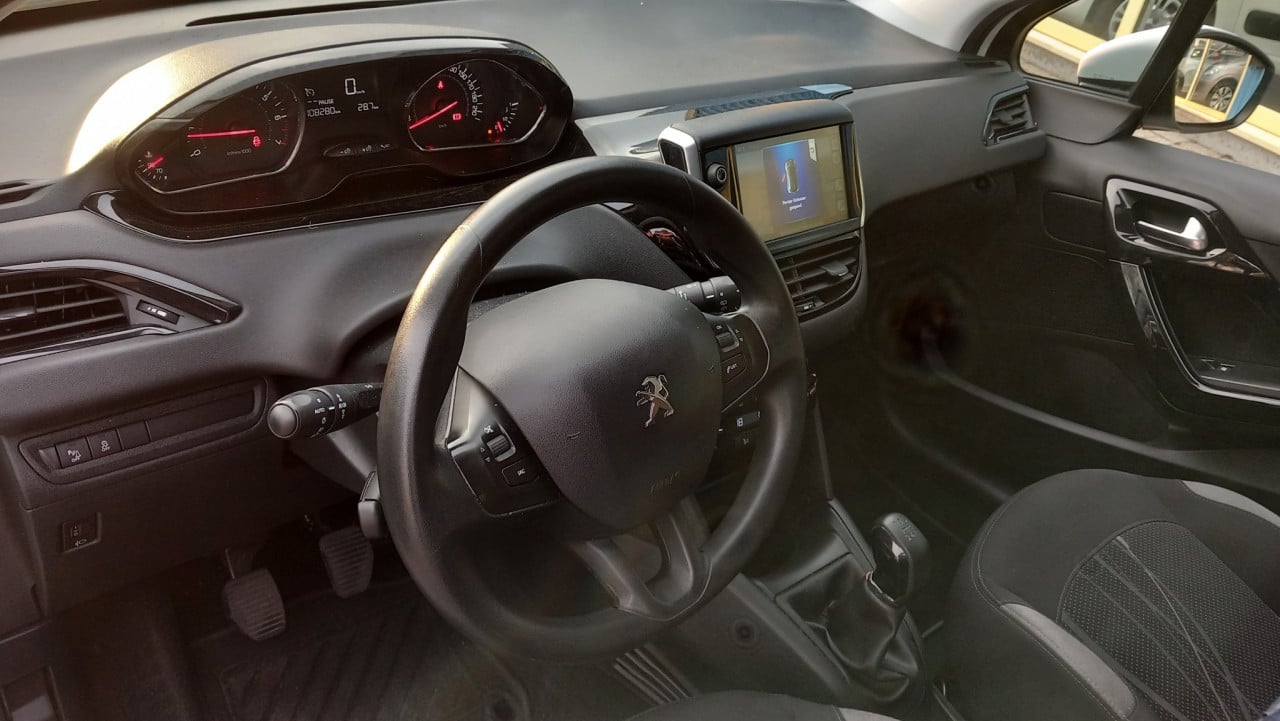 Peugeot 208 1.2 VTI Envy 5deurs bj:2014 107.000km airco lm-velgen