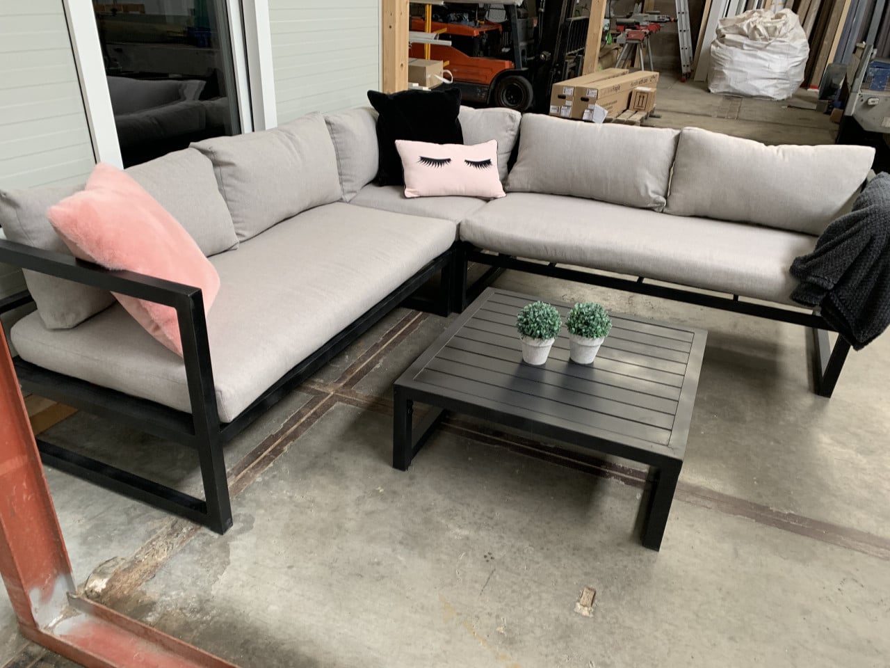 Zwart Alminium loungset met kussens en tafel.