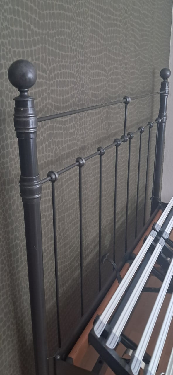 Antreciet stalen bed met lattenbodem