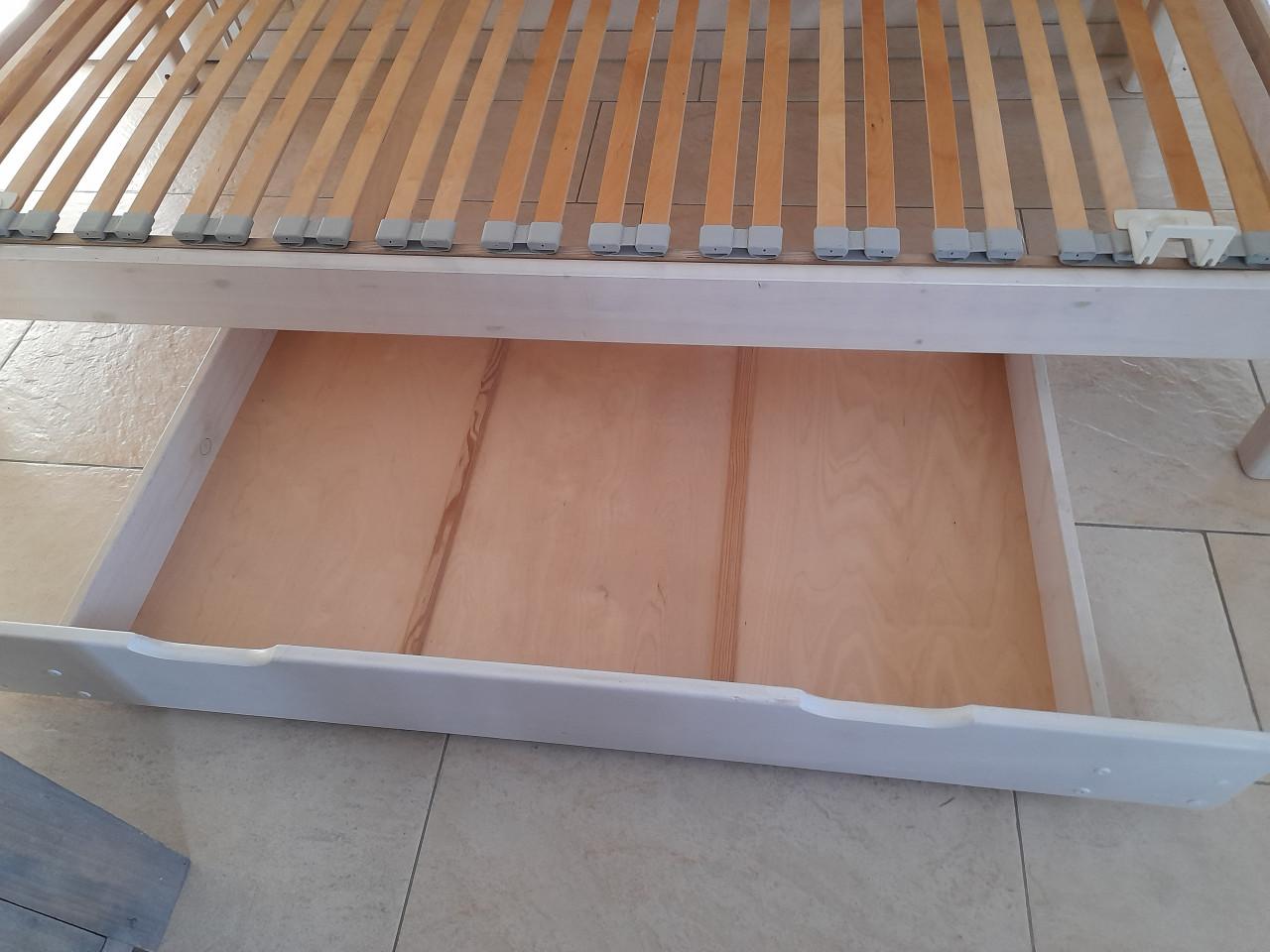 1 persoons bed 90 x 200 met lade ( in goede staat )