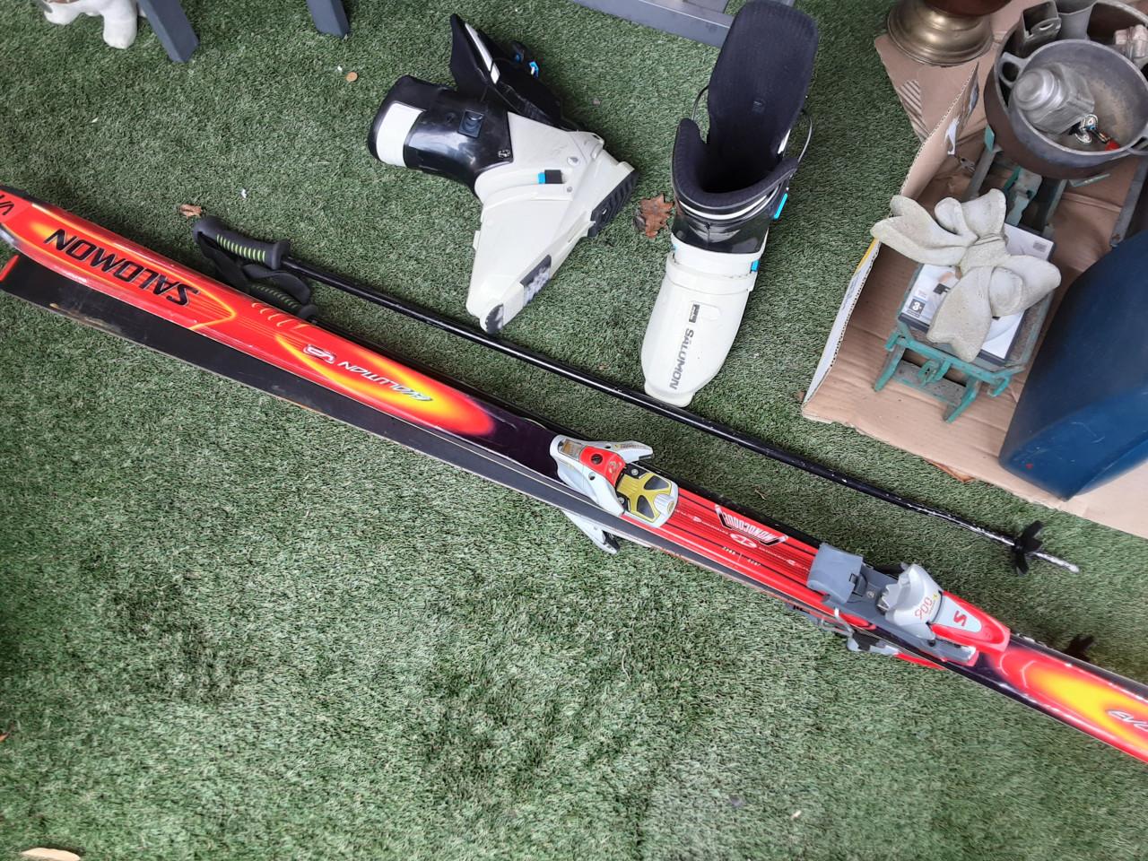 Skies en skischoenen en stokken   schoenmaat 45