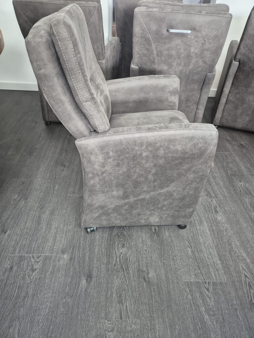 10 Stoelen met wielen p.st 65 euro