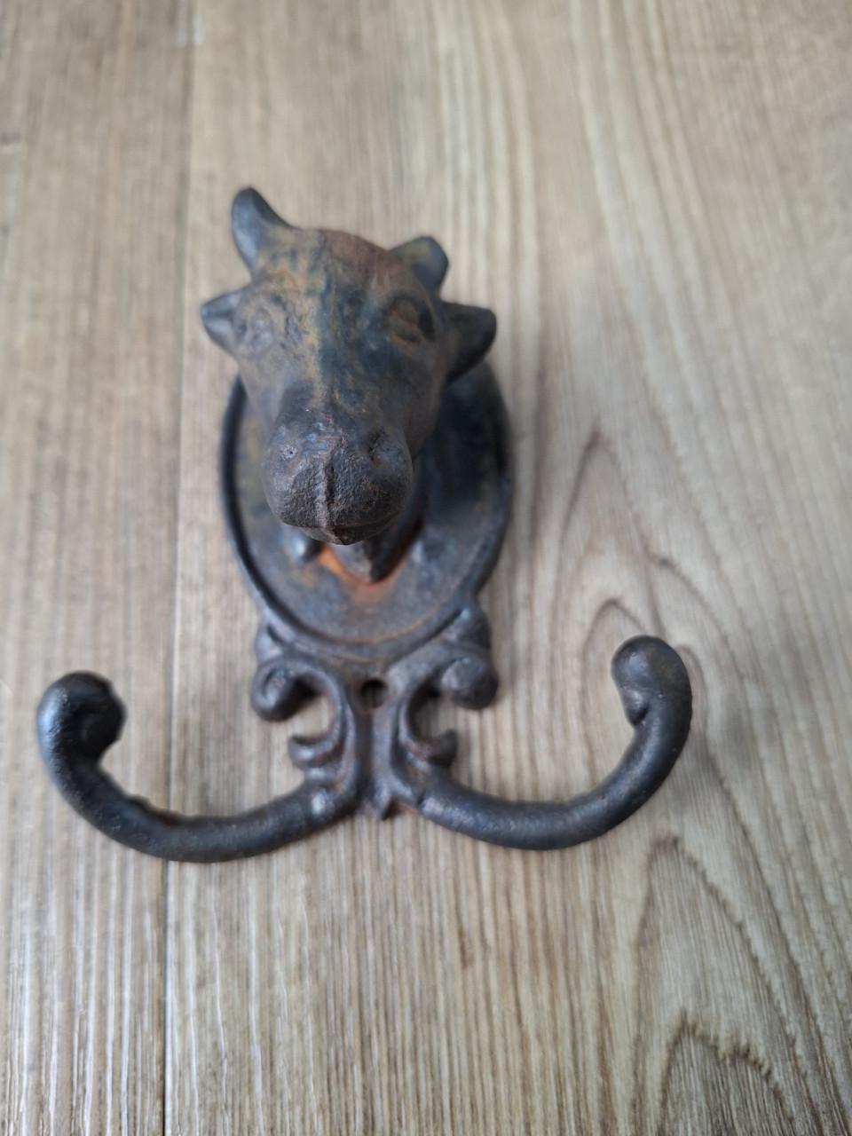 Gietijzeren koe met haakjes