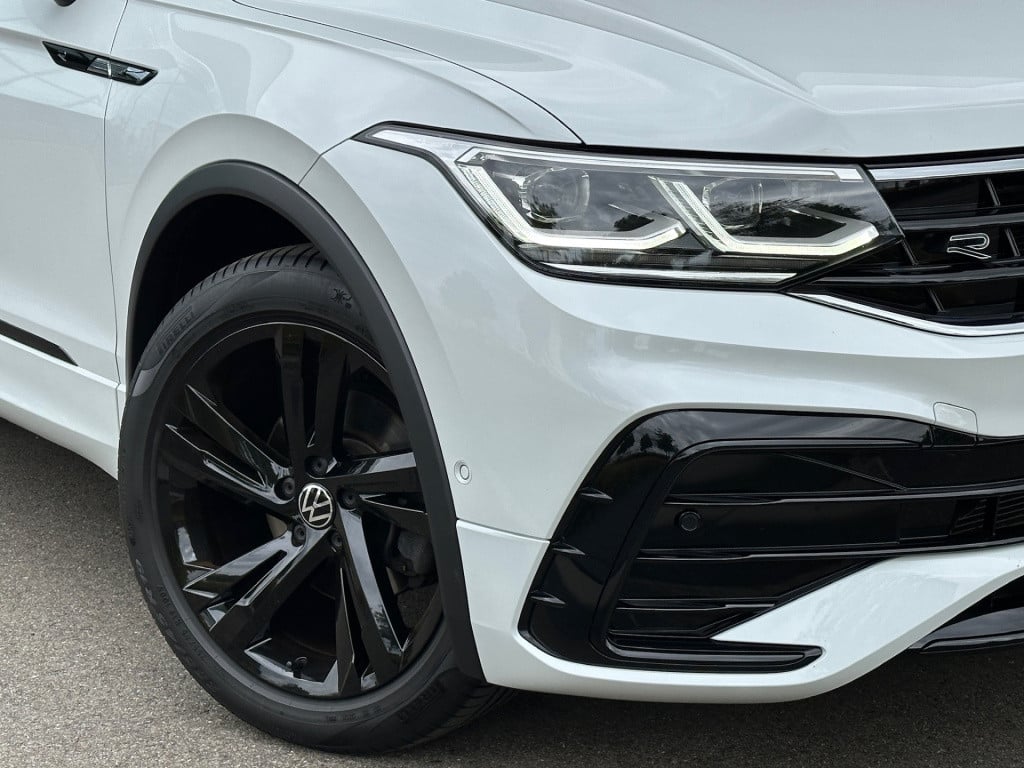 Volkswagen Tiguan 1.5 tsi 150pk dsg r-line blackstyle | panoramadak | trekh