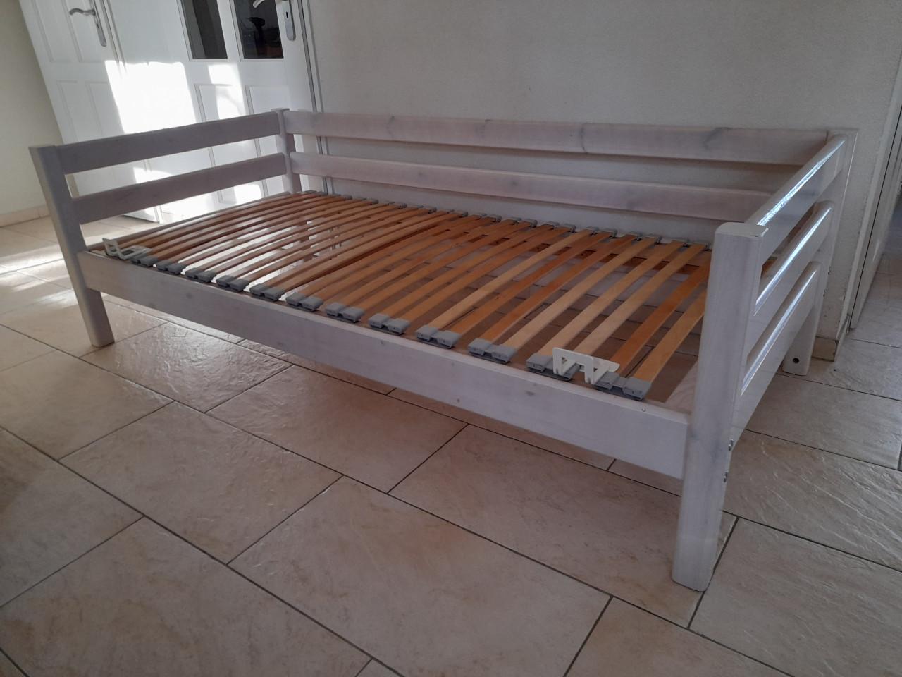 1 persoons bed 90 x 200 met lade ( in goede staat )