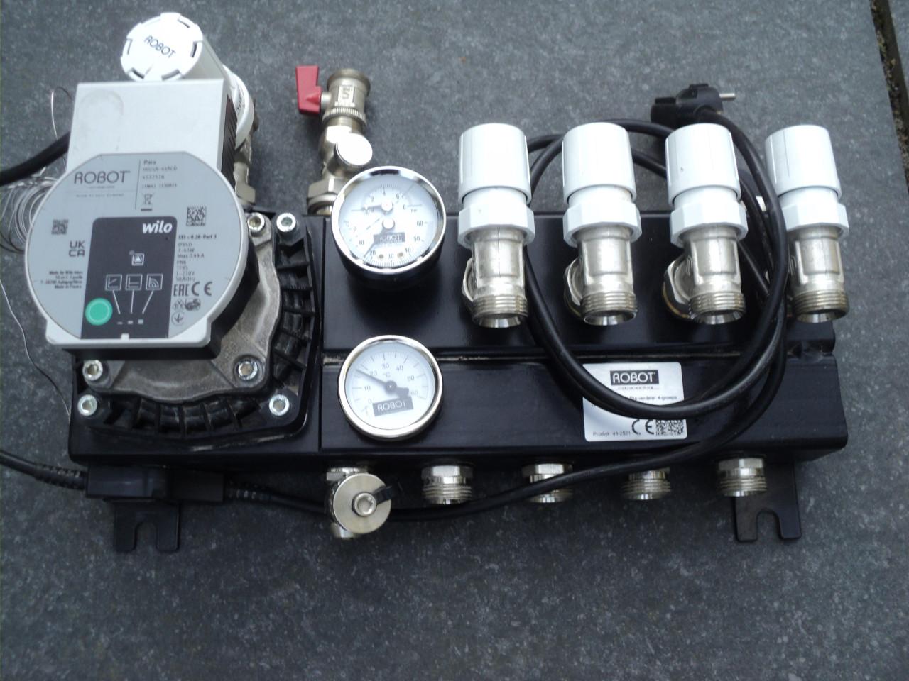 Vrijwel nieuwe 4 groep verdeler vloerverwarming energie zuinig