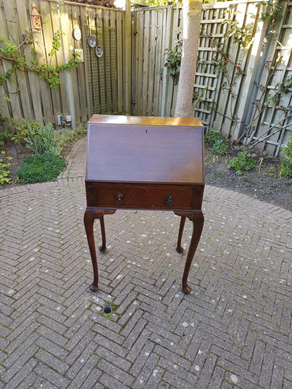 Schattig antiek schrijfbureautje