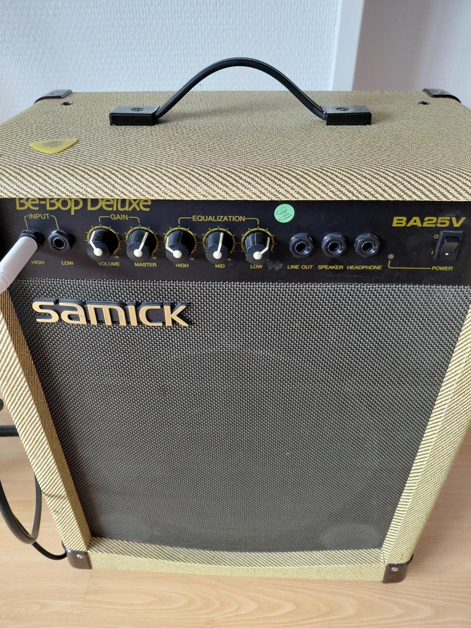 Samick basgitaar met versterker