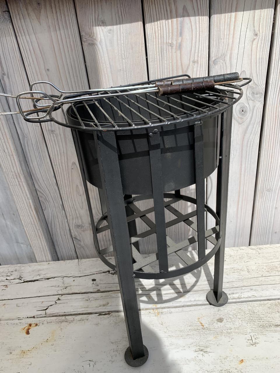 Kleine metalen vuurkorf/ bbq