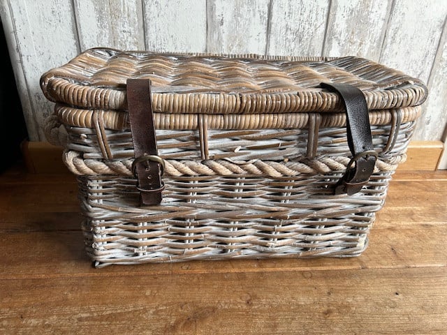 Stoere rieten mand.  met riem/gesp sluiting.