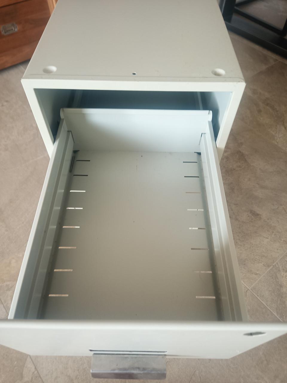 Metalen lades/kluisjes stapelbaar