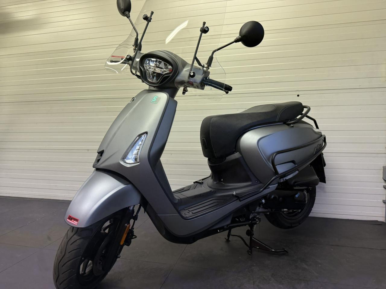 Jonge en complete Kymco New like Special 45km 2.100km oud!