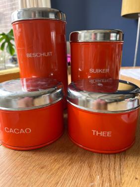 Set vintage oranje keukenblikken ( cacao/thee/ beschuit en suiker)