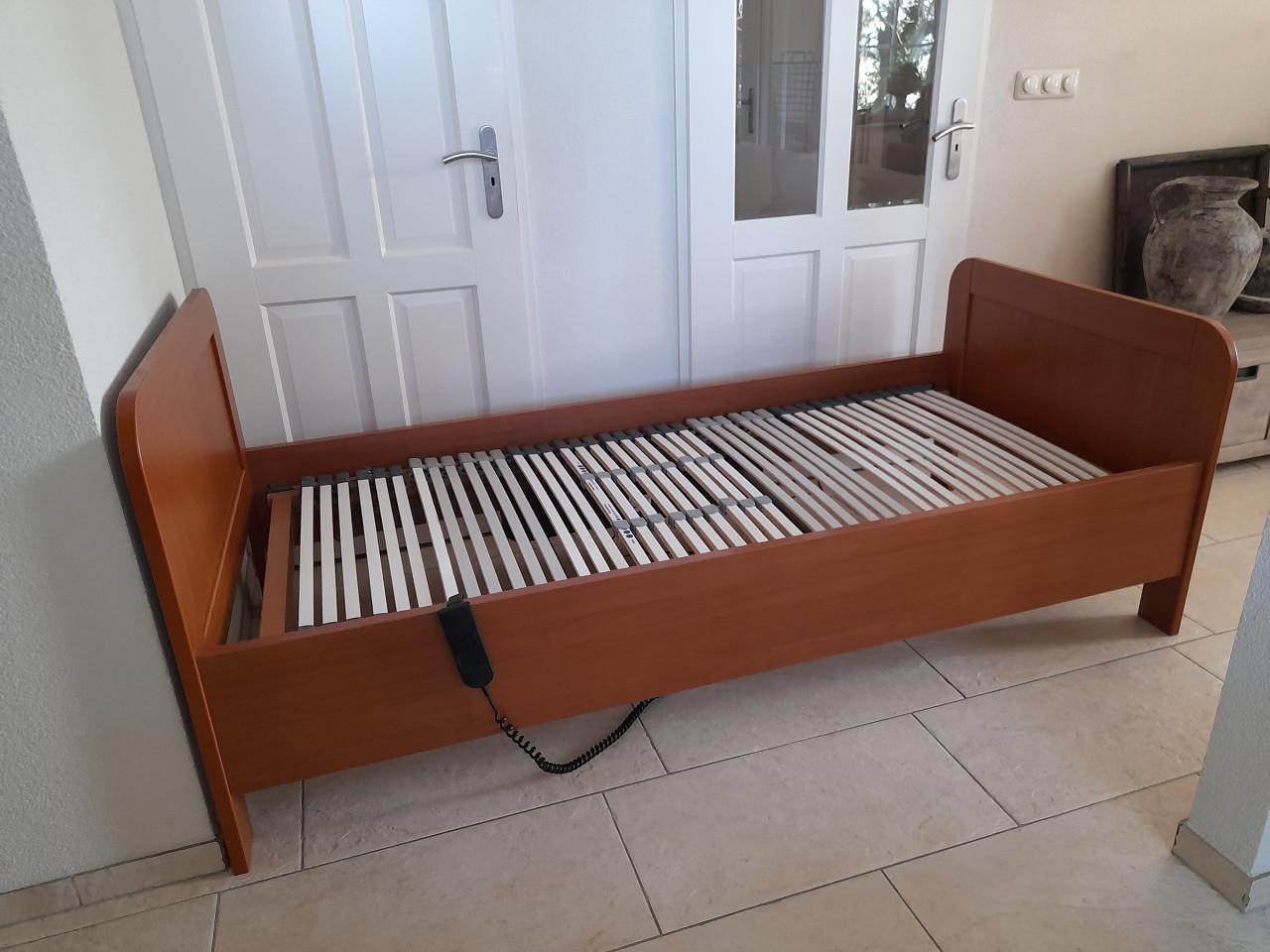 Senioren bed 90 x 200 met elektrisch verstelbare lattenbodem (z.g.a.n.)