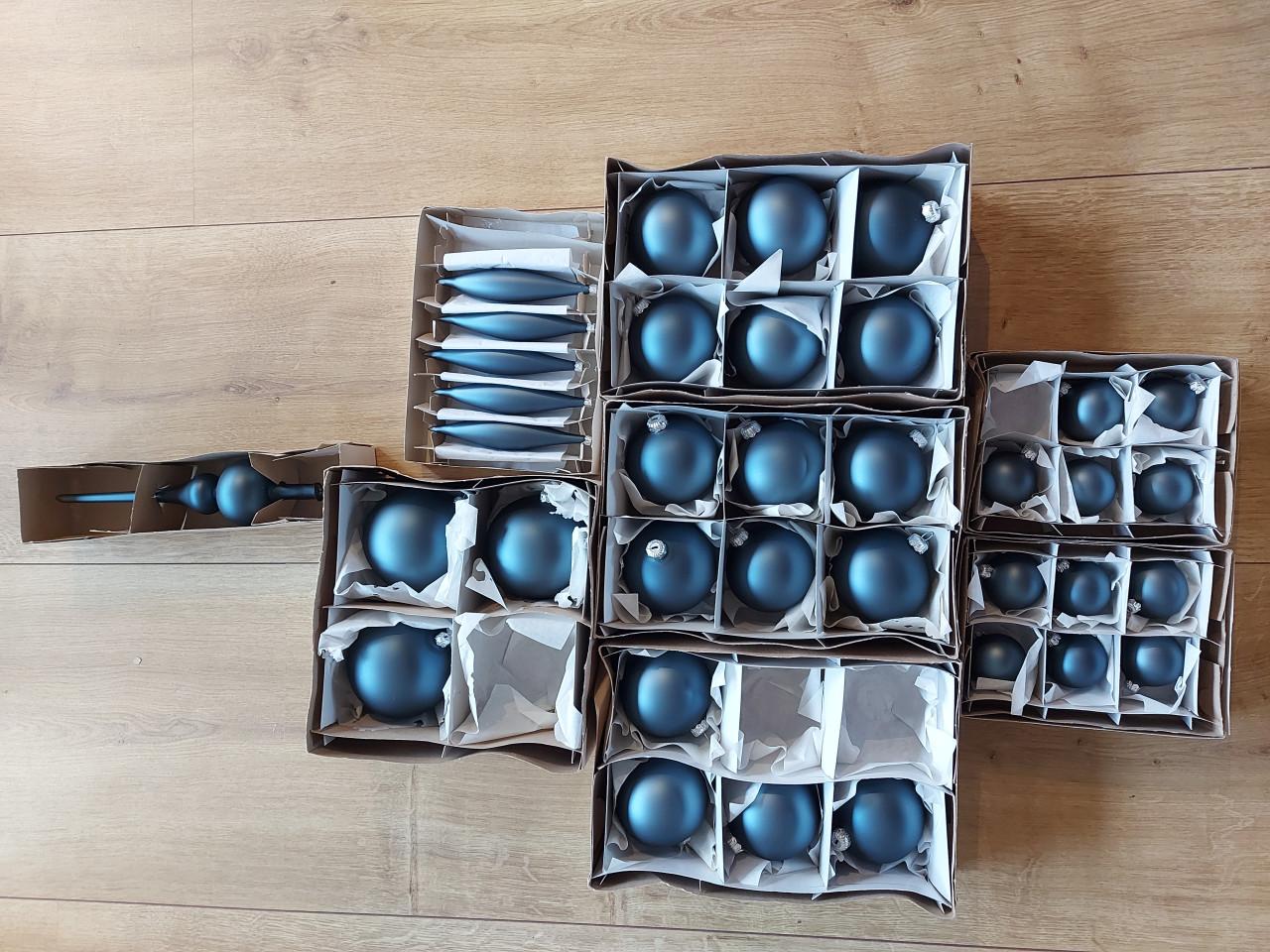 Mooie set mat blauwe kerstballen (mondgeblazen)