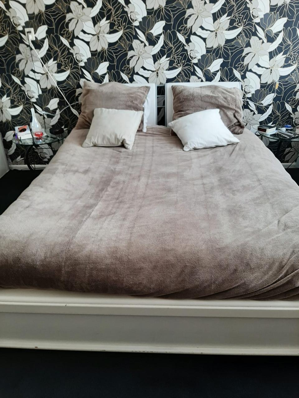 Ombouw met 2 elektrisch auping bodems 80 x 200