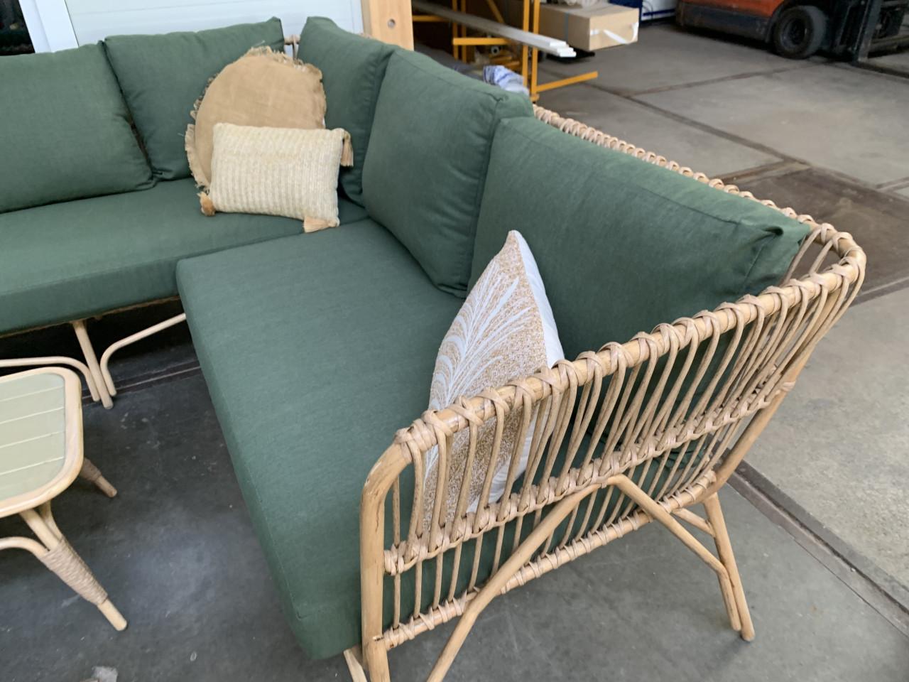 Loungeset met kussens en tafel.