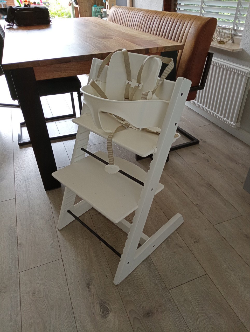 Witte stokke stoel inclusief riem en babyset