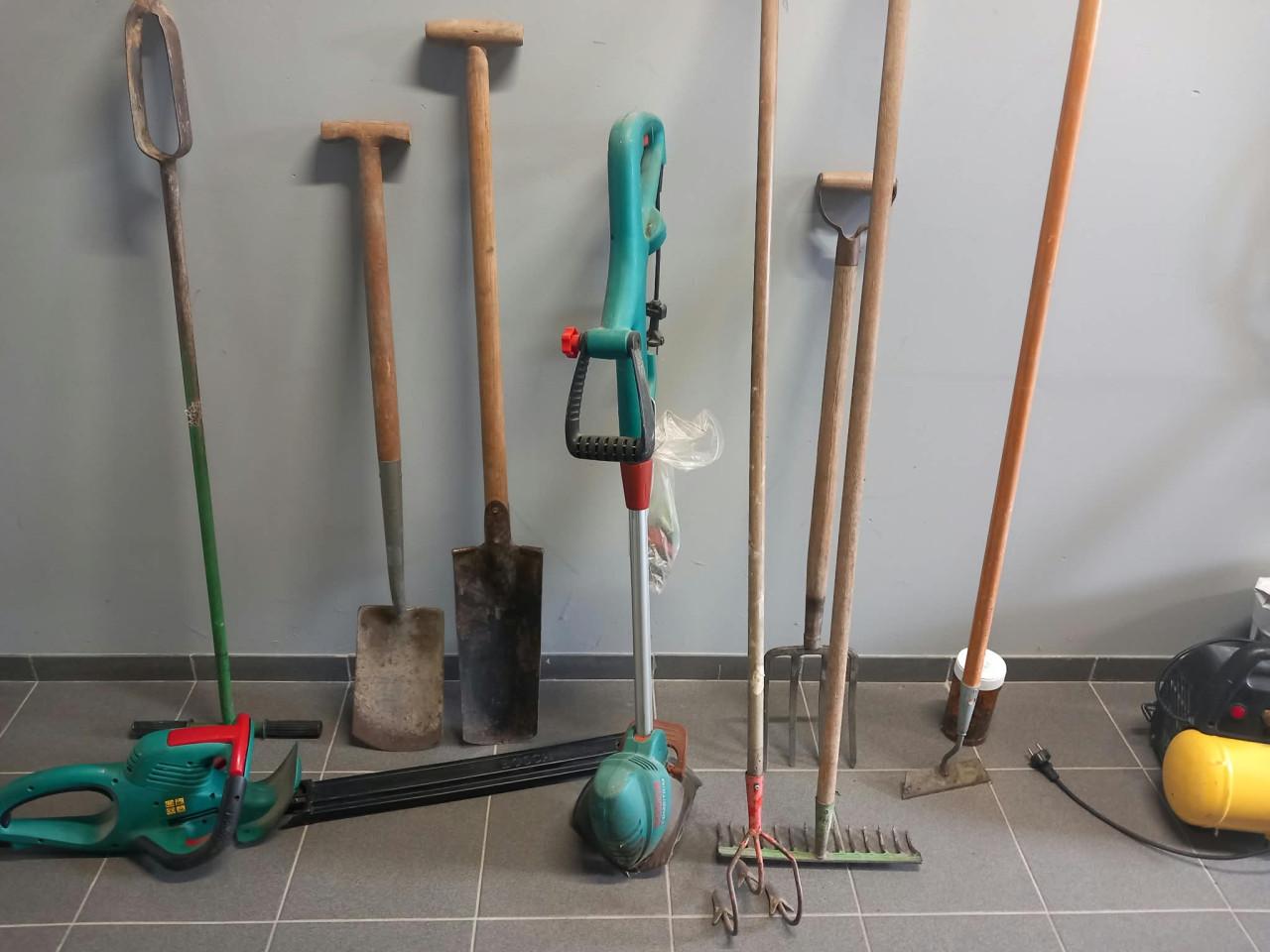 Uitschuifbare  tuintafel met stoelen,
