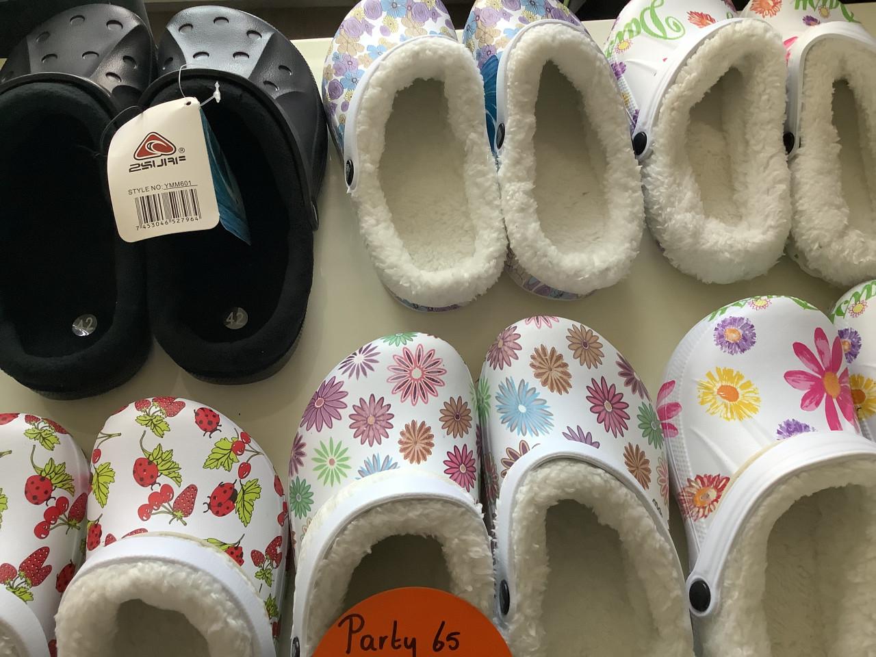 Partij leuke gevoerde klompen. ( partij 65)