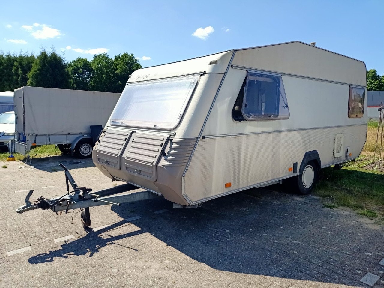 Gezinscaravan Kip 48T van 1990 met zonnepaneel