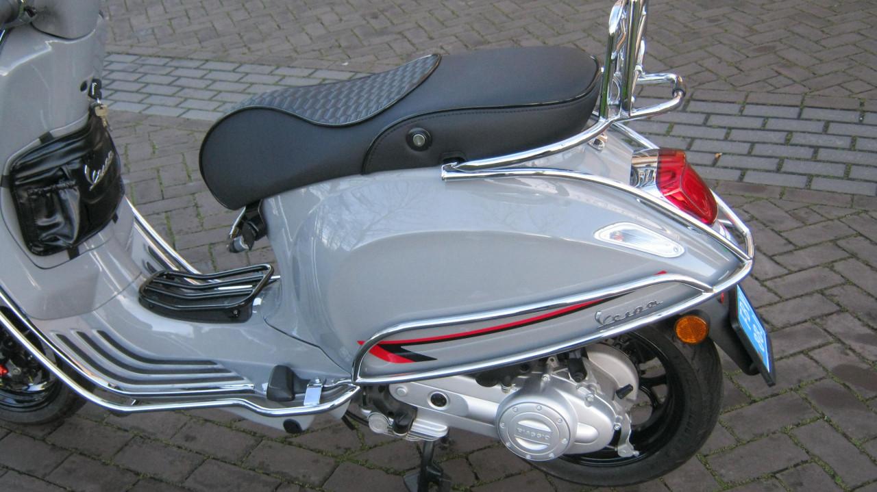 TE KOOP VESPA SPRINT COSTUM MET 850 OP DE TELLER