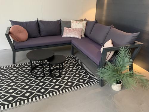 Loungeset, grijs aluminium, blauwe kussens en tafeltjes.