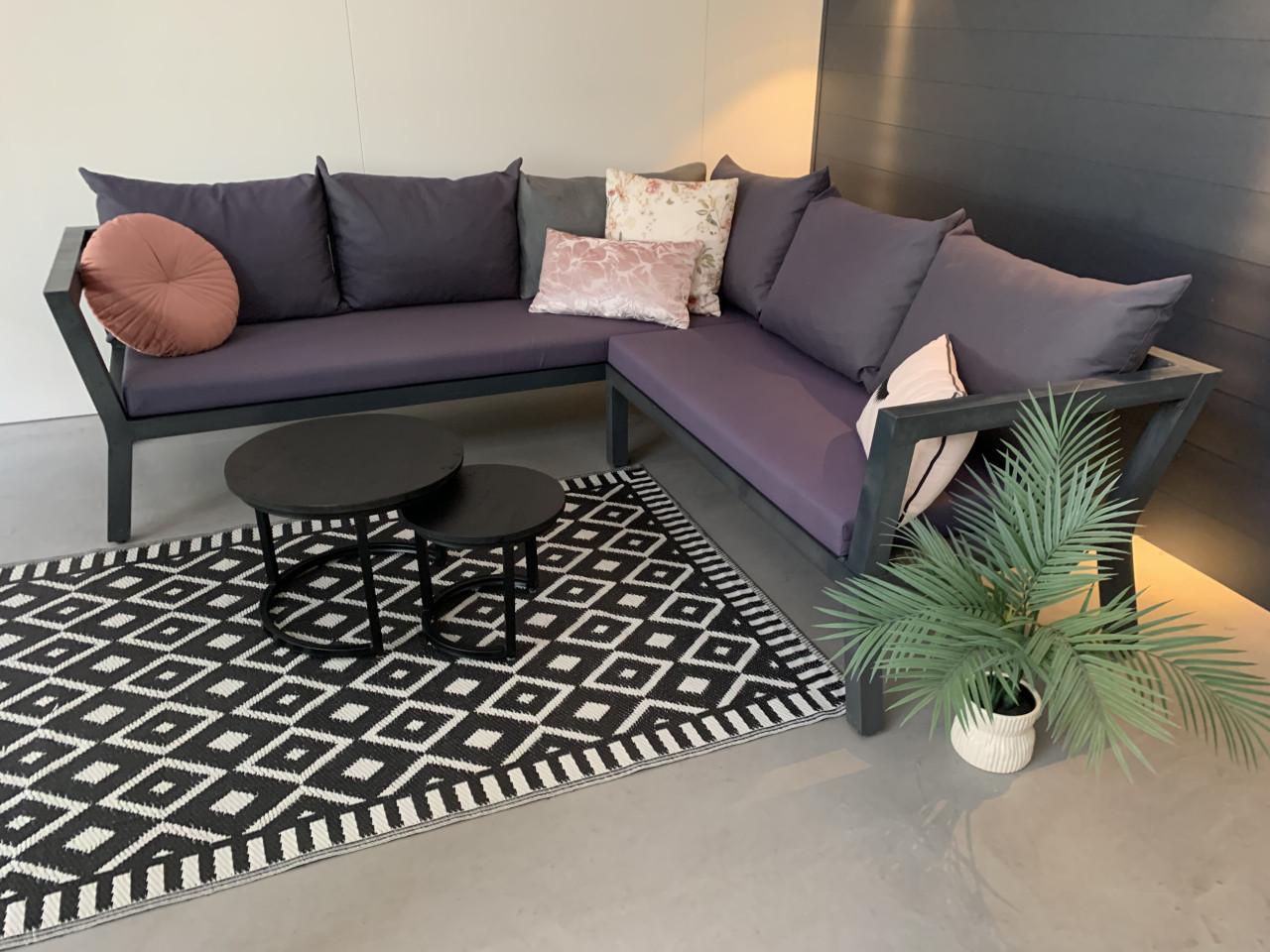 Loungeset, grijs aluminium, blauwe kussens en tafeltjes.