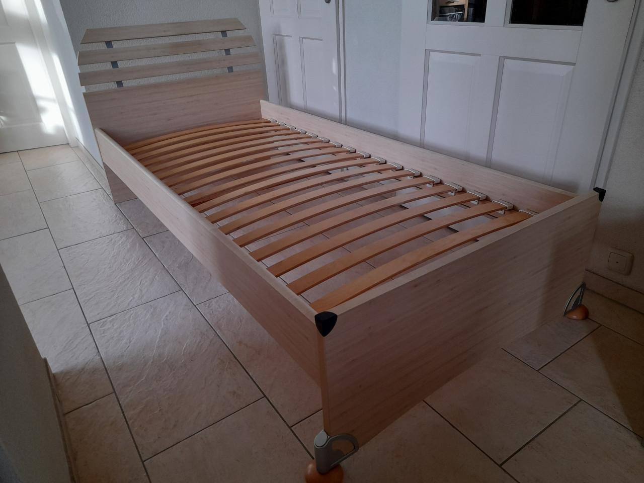 1 persoons bed 90 x 200 (in goede staat )