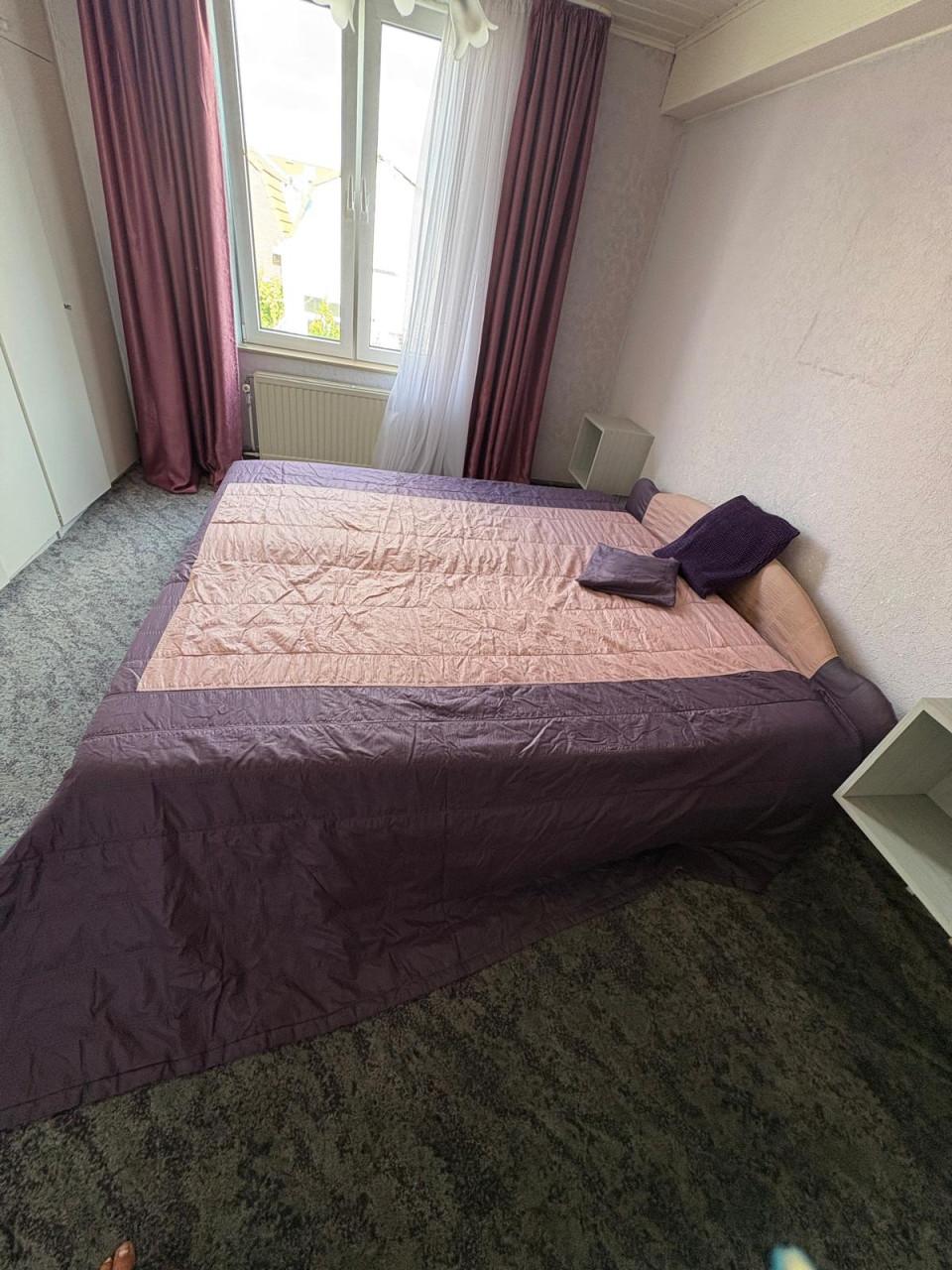Mooi 2-persoonsbed met schone perfecte matrassen
