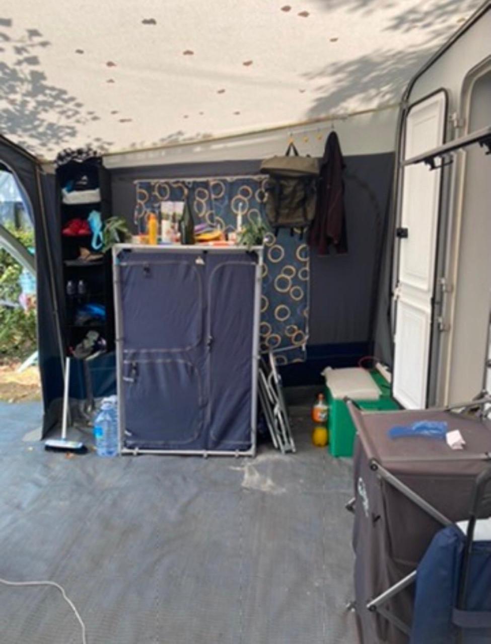 Caravan hobby met ruime voortent en zijtent